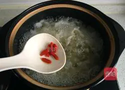 Illustration of how to make rock sugar, snow pear and white fungus soup 6