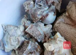 Corn, lotus root and peanut tube bone soup recipe 6