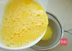 Illustration of how to make steamed egg custard with minced meat 4