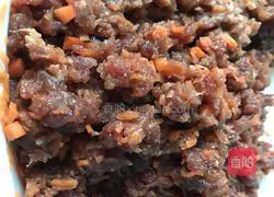 Illustration of how to make beef stuffed wontons 1