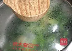 Illustration of how to make preserved egg, shrimp and spinach soup 8