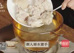 Illustration of how to make pig's trotters and lotus root soup, a must-have for nourishing and nourishing skin in autumn