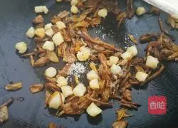 Illustration of how to make scallop and white glutinous rice soup 5