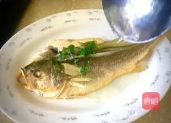 Illustration of how to make steamed large yellow croaker with soy sauce 5
