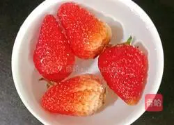 Strawberry Banana Milkshake Recipe Illustration 1