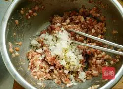 Illustration of how to make cornmeal, sauerkraut and pork buns 5