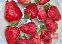 Illustration of how to make strawberry Oreo potted plants 2