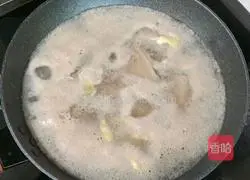 Illustration of making water chestnut corn and pork bone soup 6