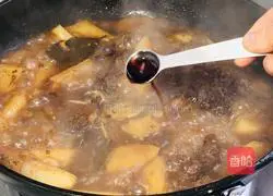 Illustration of how to make radish stewed beef bone soup 9