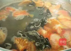 Illustration of how to make fungus, tofu, tomato and beef bone soup 9