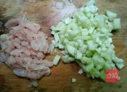 Illustration of how to make loofah, minced pork and shrimp skin noodles 3