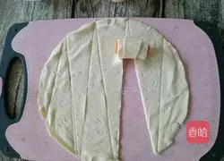 Illustration of making sausage flying cake rolls 4