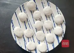 Illustration of how to make sesame rolled gold balls 11