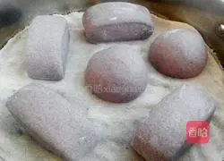 Illustration of how to make black rice noodles steamed buns 9