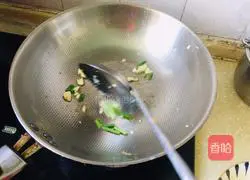 Illustration of how to make cucumber and scrambled eggs 4