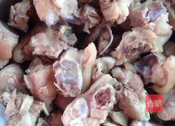 Soybean and pig trotters soup recipe 4