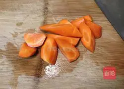 Illustration of how to make braised pork ribs with carrots, horseshoes and corn 5