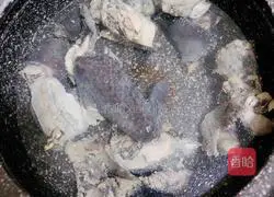Illustration of how to make nourishing black-bone chicken and yam soup 6