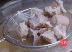 Illustration of the recipe of braised pig tail ribs with southern milk and soybeans 1