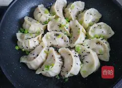 Illustration of how to make pan-fried dumplings stuffed with mushrooms, carrots and meat 17