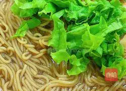 Chives Illustration of how to make braised noodles with fried poached eggs 10