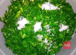 Illustration of how to make fried leek and egg dumplings 1