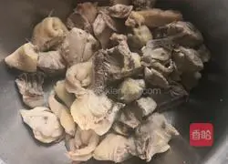 Illustration of how to make mushroom stewed chicken soup 4