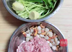 Illustration of how to make scallop and meat corn dumplings 1