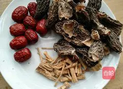 Illustration of how to make morel chicken soup 1