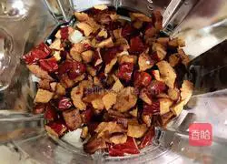 Illustration of how to make red date and lotus root soup 6