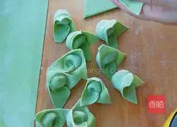 Illustration of how to make wontons made from cabbage skin 8