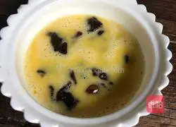 Illustration of how to make steamed eggs with longan and wolfberry 6