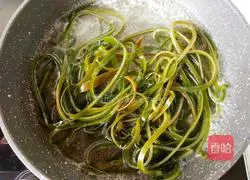 Illustration of how to make cold kelp shreds 2