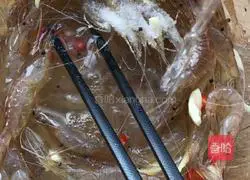 Illustration of how to make drunken shrimp 9