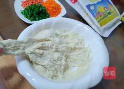 Illustration of how to make barbecue flavored flower rolls 8