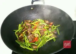 Illustration of how to make fried sausage with garlic moss 7