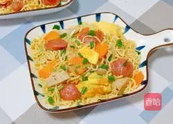 Illustration of how to make fried instant noodles with meatballs and sausages 19