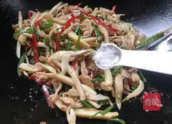 Fried king oyster mushrooms and meat Illustration of how to make silk 17