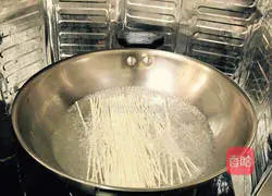 Illustration of how to make braised beef noodles 10