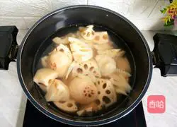 Lotus root stewed chicken soup illustration 8