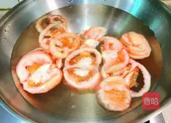 Illustration of making tomato scissor noodles with oil splash 10