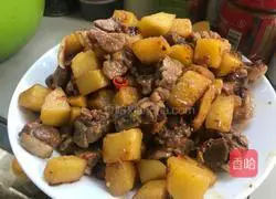 Illustration of how to cook potatoes with duck legs 6