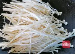 Recipe for making scrambled eggs with enoki mushrooms 5