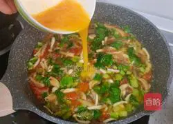 Illustration of how to make egg flower fungus soup 9