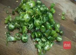 Illustration of how to make pickled fish with green pepper 3