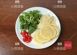 Internet celebrity lemon spicy and sour chicken feet recipe 5
