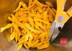 Illustration of how to make egg scissor noodles 4