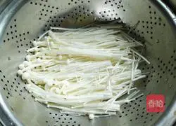 Illustration of how to make tofu and enoki mushroom soup 3