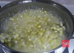 Illustration of how to make sweet corn juice 3