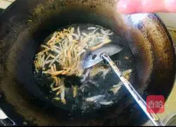 Hot and sour Illustration of how to make shredded pork soup 4